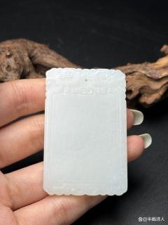 此和田玉平安无事牌为和田玉白玉其质地细腻,如羊脂般滑润