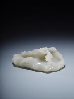 和田玉梅纹笔洗,尺寸:11.2×8.0×3.8厘米,重量189克