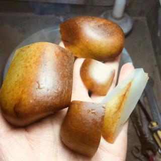 和田玉籽料极品红皮大原石出货率挺高 这块和田玉籽料原石切开了,切出