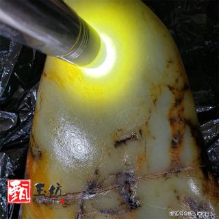 众多新疆和田玉籽料原石中,甄玉坊认为:青白玉的密度普遍较好