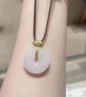 周大福和田玉吊坠